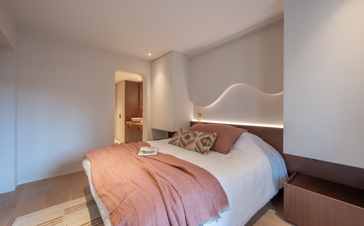 Casa Nova Staging slaapkamer  sfeervolle verlichting slaapkamer  interieuradvies slaapkamer  slaapkamer design Knokke  rustgevend interieur  zacht textiel en geborgen sfeer