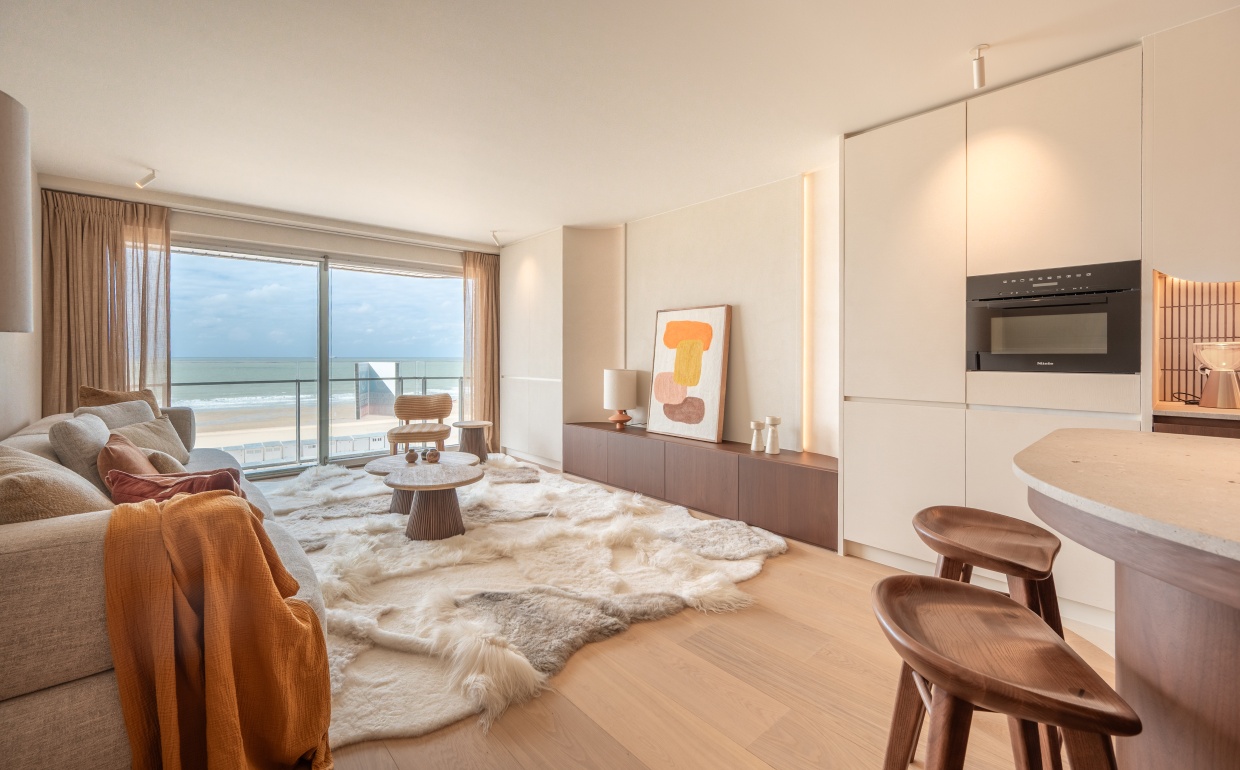Retro interieur in Knokke door Casa Nova Staging. Los meubilair, warme materialen en stijlvolle inrichting voor project Claridge 45 van Gumabo Estates.