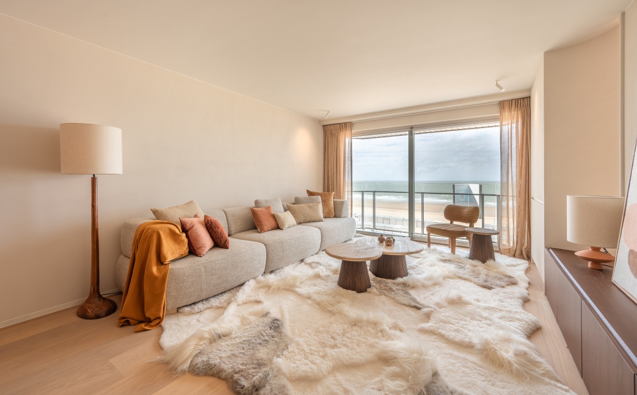 Casa Nova creëerde een stijlvol interieur met natuurlijke materialen, ontworpen om de renovatie van Gumabo te versterken en het zeezicht alle aandacht te geven. Elk meubel en accessoire werd zorgvuldig gekozen uit onze Casa Nova Lifestyle Collectie — een selectie van designmeubels, verlichting en decoratie die ook jouw woning een unieke uitstraling geven.