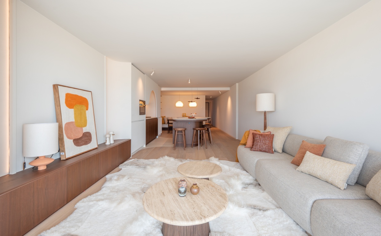 Bij het project Claridge 45 in Knokke verzorgde Casa Nova Staging het volledige losse interieur, in opdracht van Gumabo Estates. Met een warm kleurenpalet, zachte texturen en een vleugje retro bracht ons team sfeer, karakter en een gevoel van rust in elk detail.