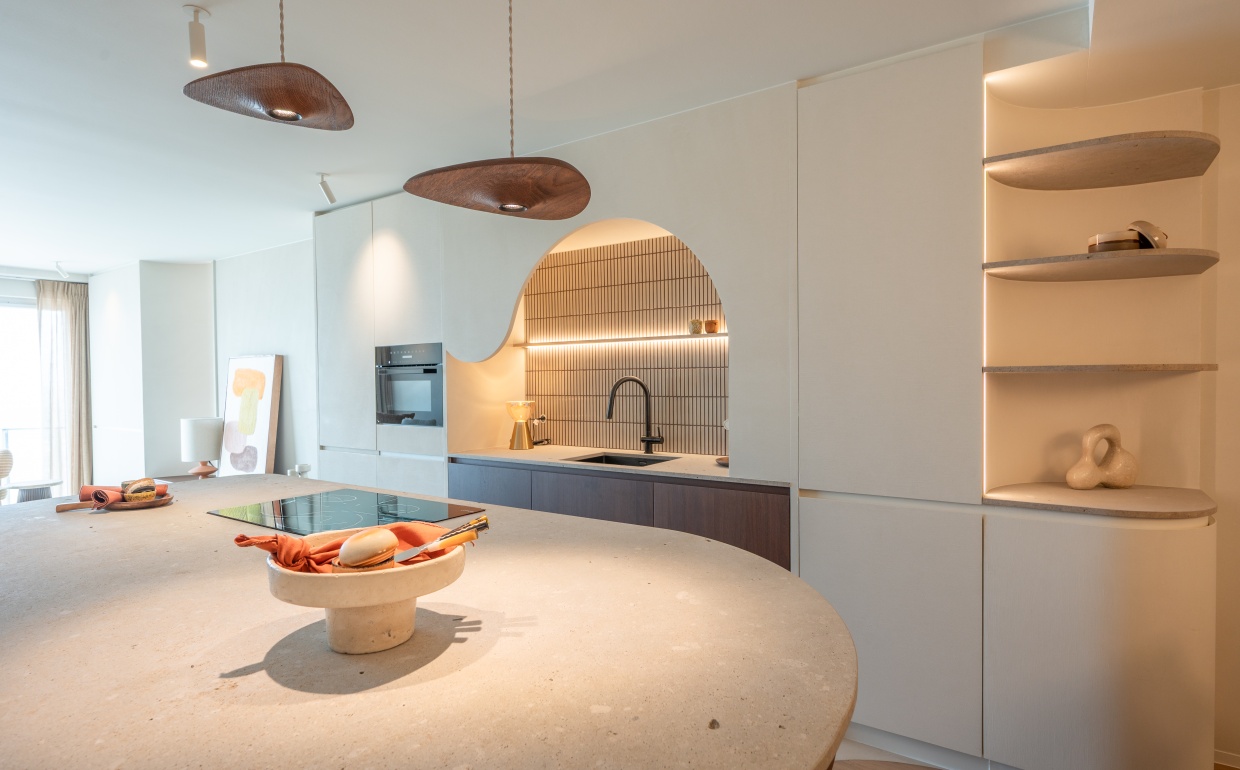 Casa Nova Staging verzorgde het losse interieur van Claridge 45 in Knokke: retro charme, warme materialen en zeezicht in perfecte harmonie.