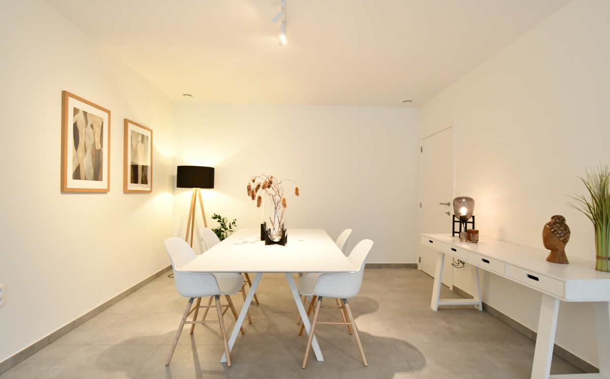 edima invest, assistentiewoning, casanova vastgoedstyling, stijlvol ouderworden, luxe interieurs, witte designtafel