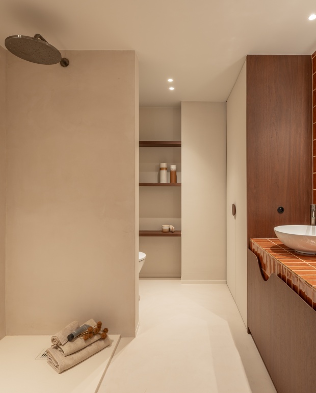 badkamer met retro vibe  natuurlijke materialen badkamer  wellnessgevoel in eigen huis  badkamer met ronde vormen  moderne badkamer inrichting  stijlvolle wastafels en spiegels  Casa Nova Staging badkamer  badkamer design Knokke