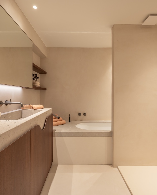 Casa Nova Staging badkamer  badkamer design Knokke  interieurinrichting badkamer  zachte verlichting en warme sfeer  badkamer met terracotta of steentinten  serene badkamerinspiratie