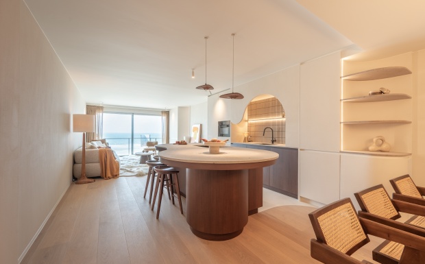 Retro interieur in Knokke door Casa Nova Staging. Los meubilair, warme materialen en stijlvolle inrichting voor project Claridge 45 van Gumabo Estates.