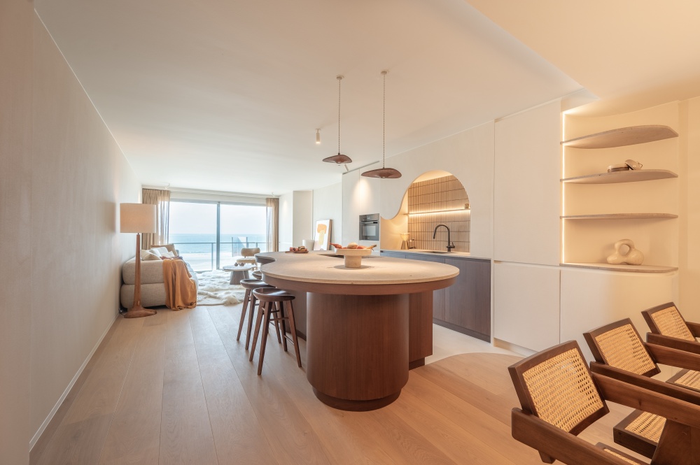 Retro interieur in Knokke door Casa Nova Staging. Los meubilair, warme materialen en stijlvolle inrichting voor project Claridge 45 van Gumabo Estates.