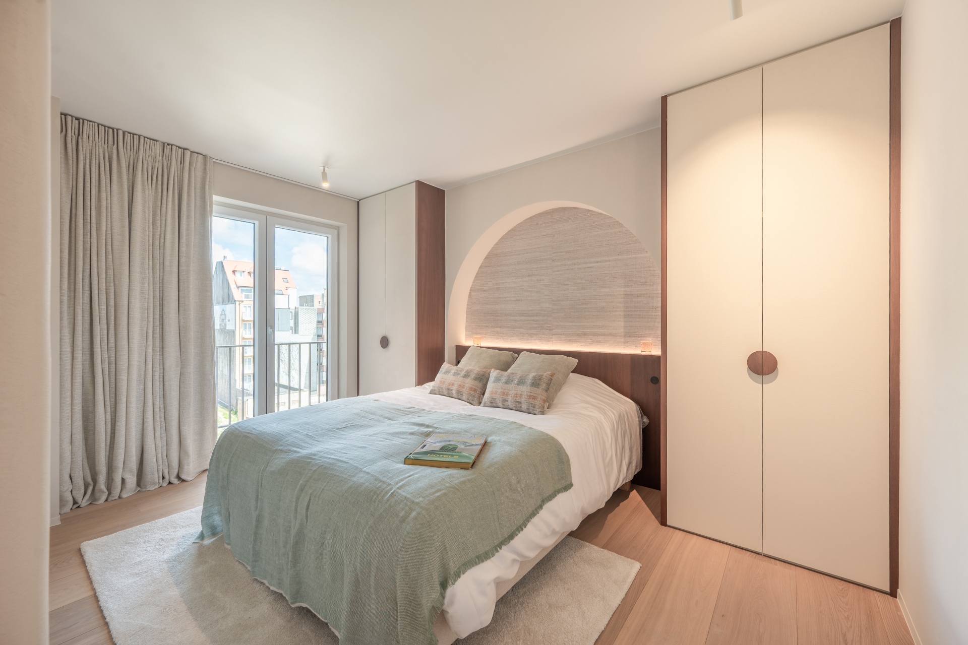 Annelies Degroote fotografie Retro interieur in Knokke door Casa Nova Staging. Los meubilair, warme materialen en stijlvolle inrichting voor project Claridge 45 van Gumabo Estates.